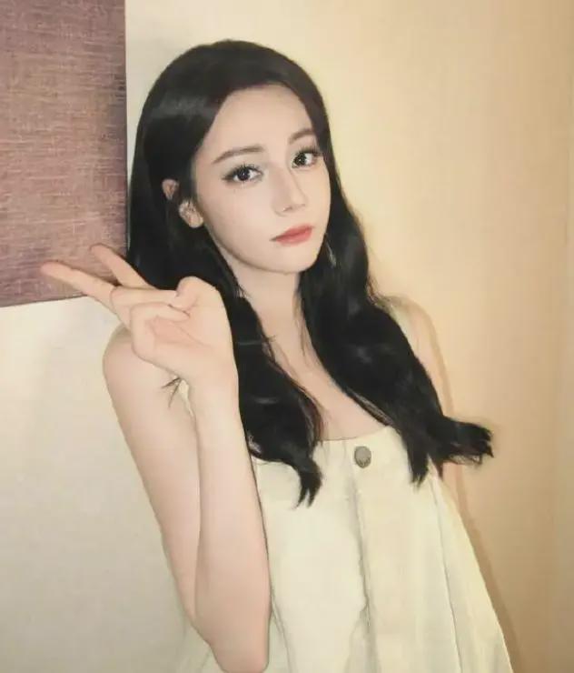 AG百家乐官方网站-遭鞭打、被迫在尿骚味地道取暖？迪丽热巴爆猛料，滞留仅冰山一角