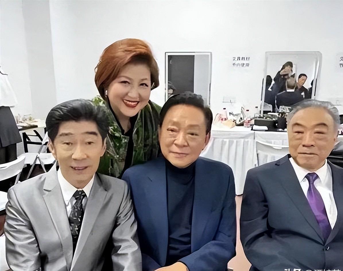 百家乐官网-阿德阿庆原来都是球迷！出席上海高中足球联赛，年近70又获新身份