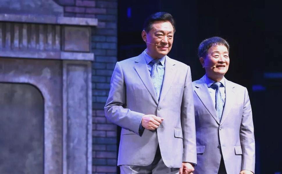 百家乐官网-阿德阿庆原来都是球迷！出席上海高中足球联赛，年近70又获新身份
