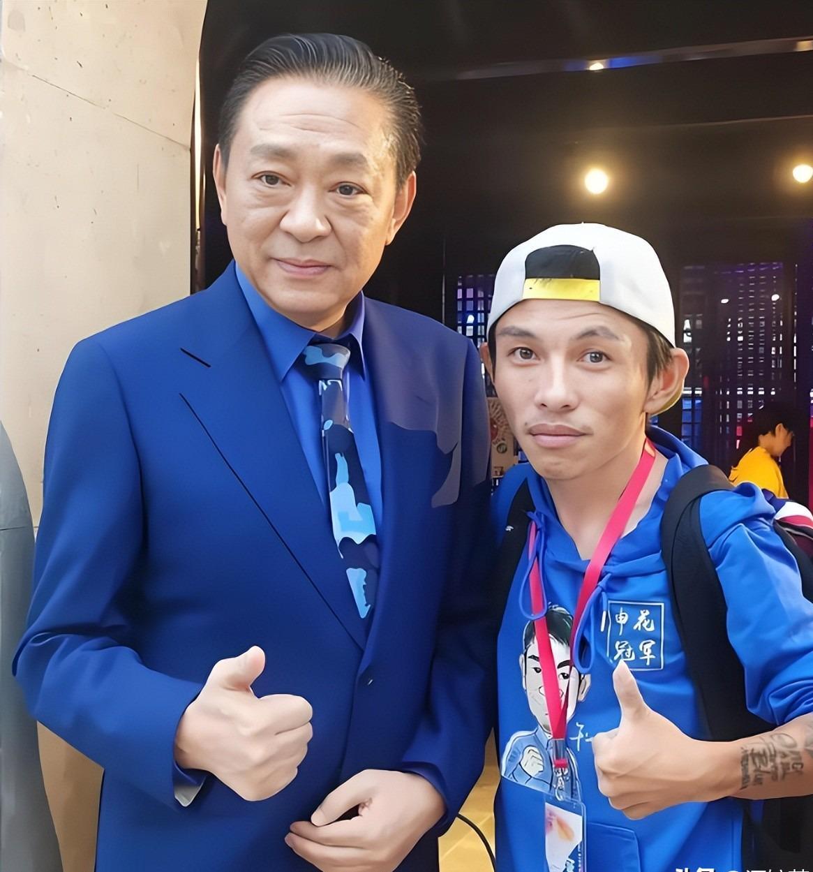百家乐官网-阿德阿庆原来都是球迷！出席上海高中足球联赛，年近70又获新身份